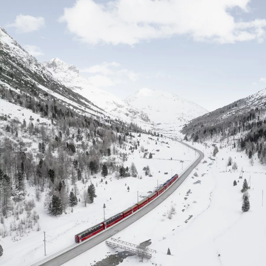 Les Alpes Suisses enneigées en train 
