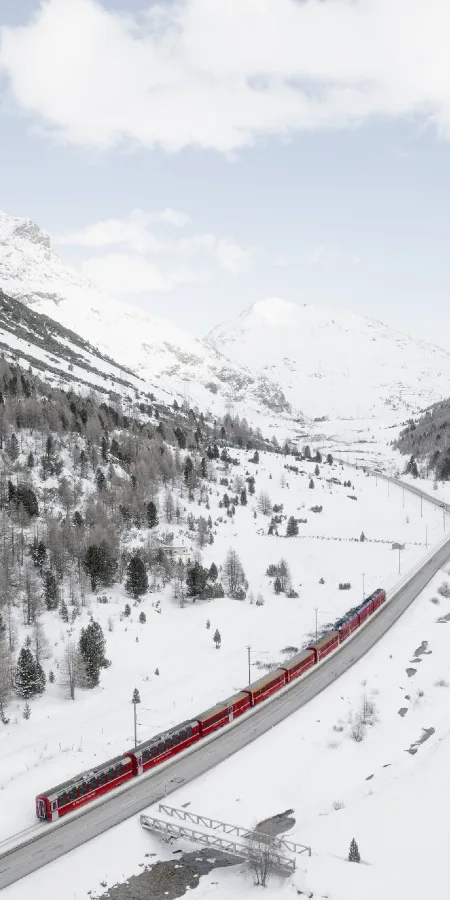 Les Alpes Suisses enneigées en train 
